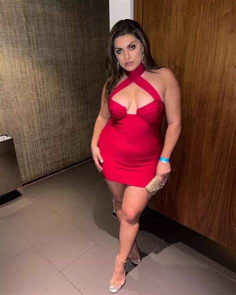 Meet Ella Halikas The Plus Size Model Pushing Size Inclusivity In