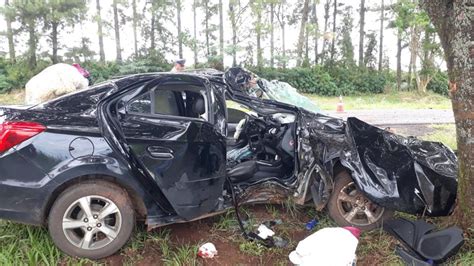 Perigo Na Rodovia Condutora Perde Controle De Carro E Bate Em Rvore