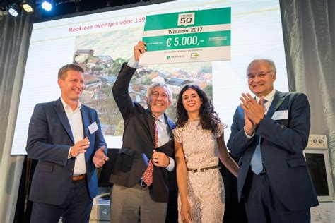 Abn Amro Duurzame 50 Winnares Claudia Reiner Doneert Cheque Aan Unica