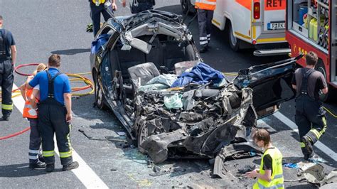 Unfall Auf A3 Bei Regensburg Auto Kracht Unter Sattelschlepper Vier Tote