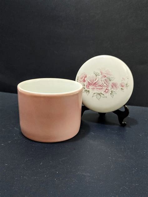 Pote Porcelana Branca E Rosa Schmidt Década De 1980 Móvel De Antiquário Marcelus Ribas