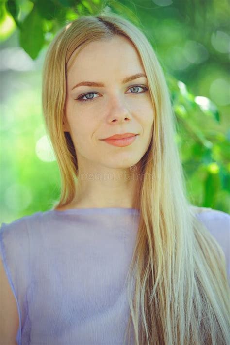 Jeune Fille Modeste Attirante Avec Les Cheveux Blonds Et Maquillage