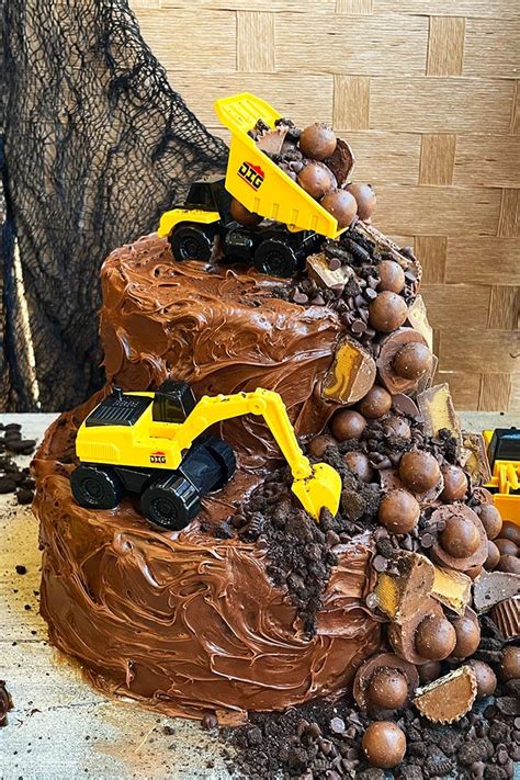 Easy Construction Cake {Excavator Cake} - CakeWhiz