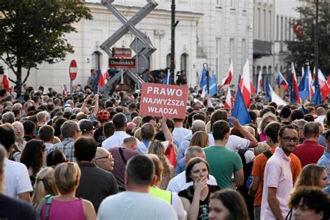 Ponad 100 tys osób protestuje w całym kraju w obronie sądów