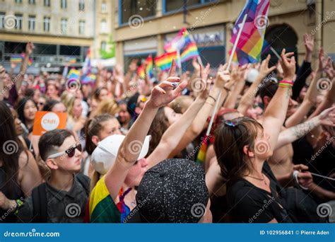 Metz Francia Giugno La Gente Non Identificata Celebra Alla Parata Di Gay Pride Il