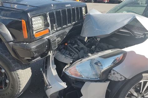 Le Corta El Paso A Auto Y Lo Choca De Frente