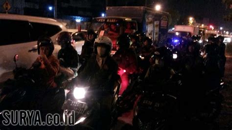 BREAKING NEWS Macet Parah Hindari Jl Jemursari Malam Ini Surya Co Id