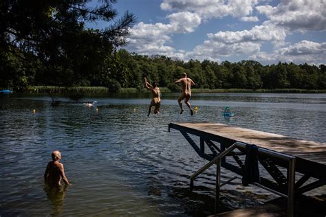 En Alemania La Libertad También Significa Estar Al Desnudo The New York Times