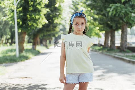 美丽的女孩在夏日阳光明媚的日子高清摄影大图 千库网