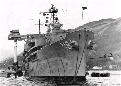 Submarine tender USS Proteus loading a Polaris ballistic missile on ...