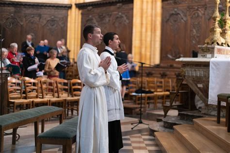 CULTE Le nonce apostolique impose de ses mains le pallium à l