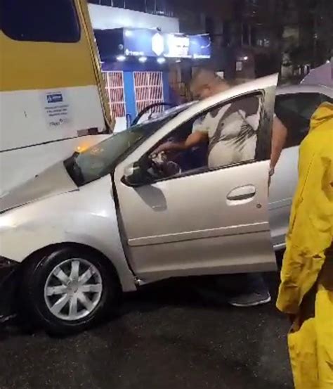 Mulher Fica Ferida Após Carro Colidir Com ônibus No Caminho De Areia