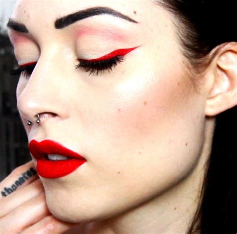 11 Photos That Will Convince You To Give Red Eyeliner A Try 7 Red