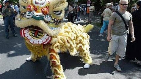 Hunderttausende Feiern Den Karneval Der Kulturen In Berlin Feuer Und