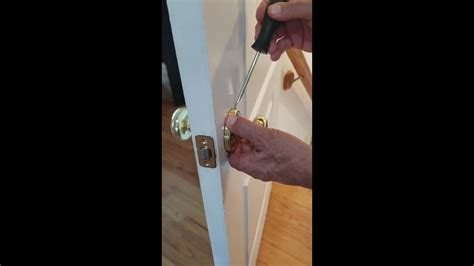 How To Replace A Kwikset Door Knob Or Lock Very Simple Youtube