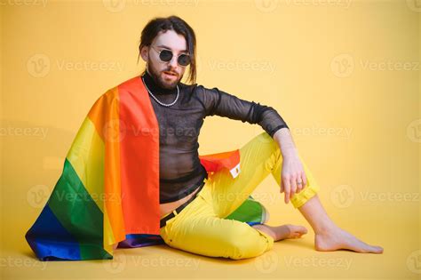 Gay Hombre Sostener Arco Iris A Rayas Bandera Aislado En De Colores Antecedentes Estudio Retrato