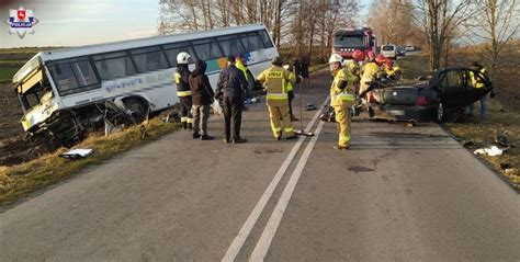 Lubelskie Śmiertelny wypadek w Zalesiu Auto wjechało pod autobus z