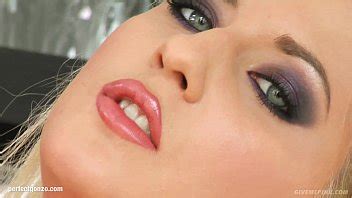 Jasmin se moja el coño masturbándose con los dedos y un consolador en Give Me Pink XVIDEOS