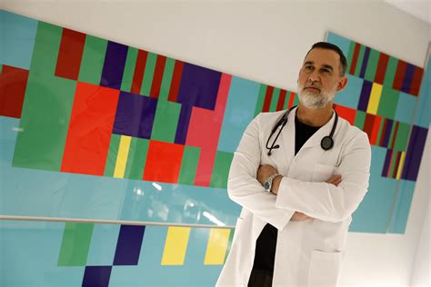 El médico y artista salvadoreño que humaniza con arte los espacios del