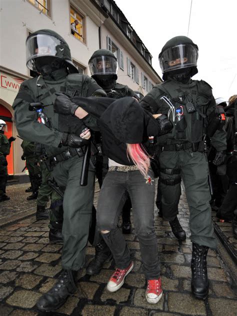 Fotos Polizei Stoppt Antifa Demo In Freiburg Freiburg Fotogalerien