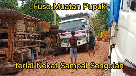 Terlalu Nekat Truck Fuso Muatan Pupuk Sampai Sengolan Youtube