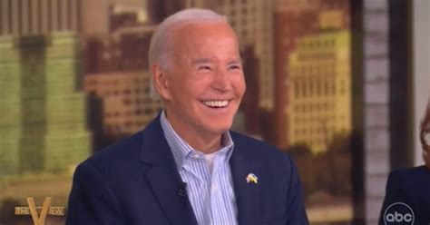 Joe Biden s a prefăcut că îl strivește pe Donald Trump ca pe o insectă