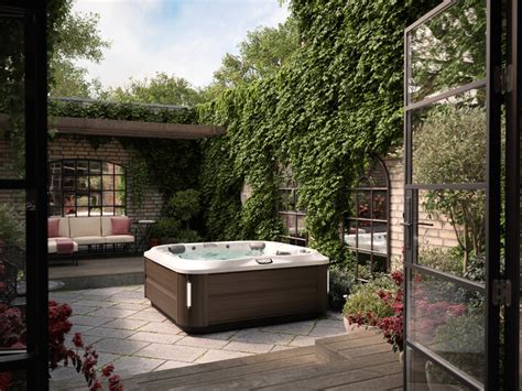 Hot Tub Buying Guide Factors You Should Consider 2025