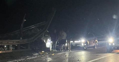 Si Schiantano Con Lauto Contro Il Guard Rail Che Sfonda Labitacolo