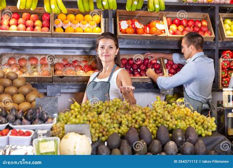 Mulher Vendendo Uvas E Frutas No Supermercado Foto De Stock Imagem De