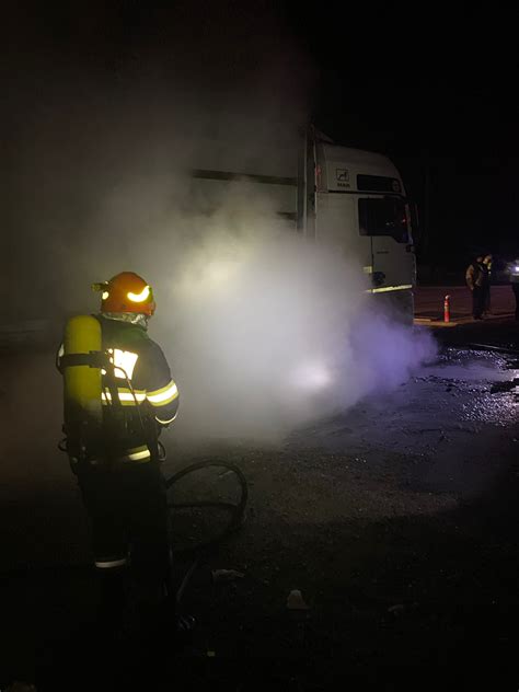 FOTO VIDEO Un TIR a luat foc pe DN 7 la Câineni Gazeta Vâlceană