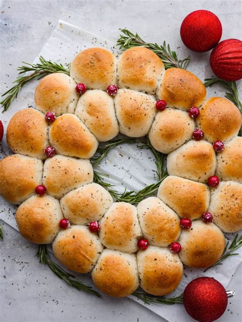 Dinner Roll Wreath Infoodita