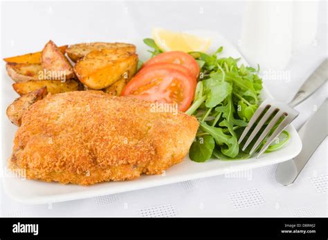 El Wiener Schnitzel Filete De Ternera Empanado Y Frito En Mantequilla