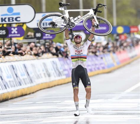 Bis Alla Parigi Roubaix Per Il Campione Del Mondo Van Der Poel Agenzia