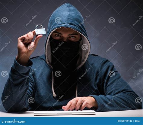 Hacker Do Computador Trabalhando Na Sala Escura Foto De Stock Imagem