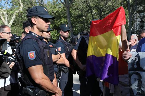 Decenas De Personas Se Manifiestan En Ferraz Al Grito De Franco No Se