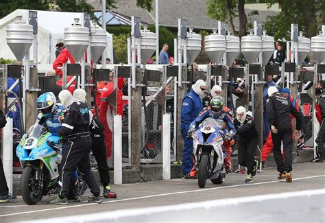 Dunlop Seals Week With Sweet Suzuki Win In Senior Tt Race