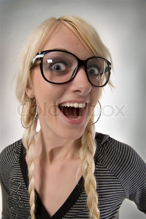 Glücklich und smarte junge blonde Frau mit lustigen Brille und Zopf aussieht nerdy Mädchen
