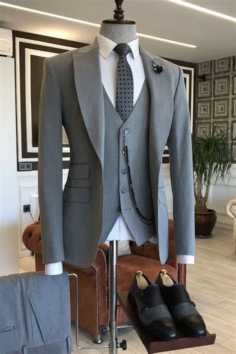 Hunter Handsome Gray Peaked Lapel Bespoke Men Suits For Business