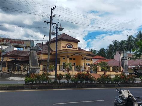 Rumah Mewah Pinggir Jalan Raya AA Maramis Cocok Buat Kantor