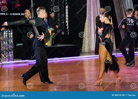 Bailarines Que Bailan La Danza Latina En La Conquista De La Danza Imagen Editorial Imagen De