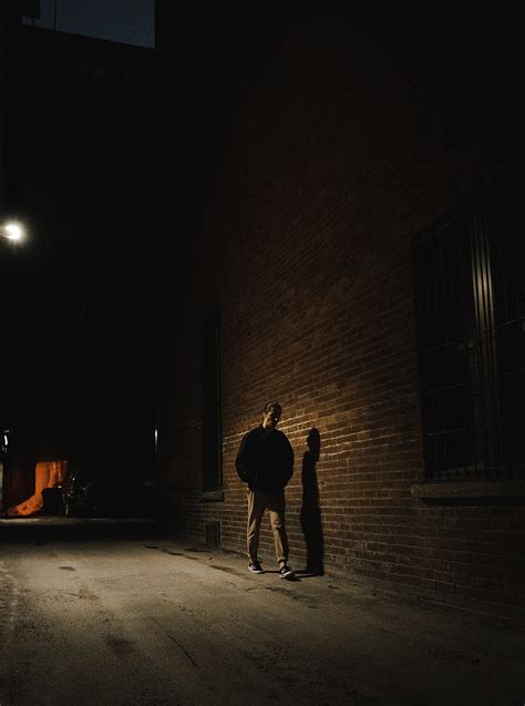 Hombre Con Camisa Negra Caminando Por La Calle Durante La Noche Fondo