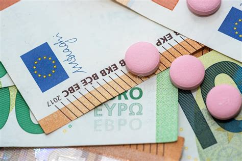 Diferentes Pílulas Em Letras De Euro Como Pano De Fundo Foto de Stock