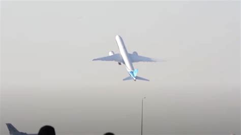 Huge Boeing 777x Takes Off Almost Vertically During Stunning Demo In