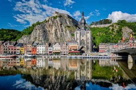 Vista de la pintoresca ciudad dinant bélgica Foto Premium