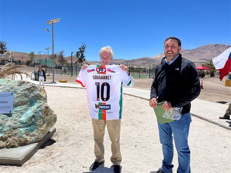 Presidente De Codelco Andr Sougarret Recibe La Primera Camiseta