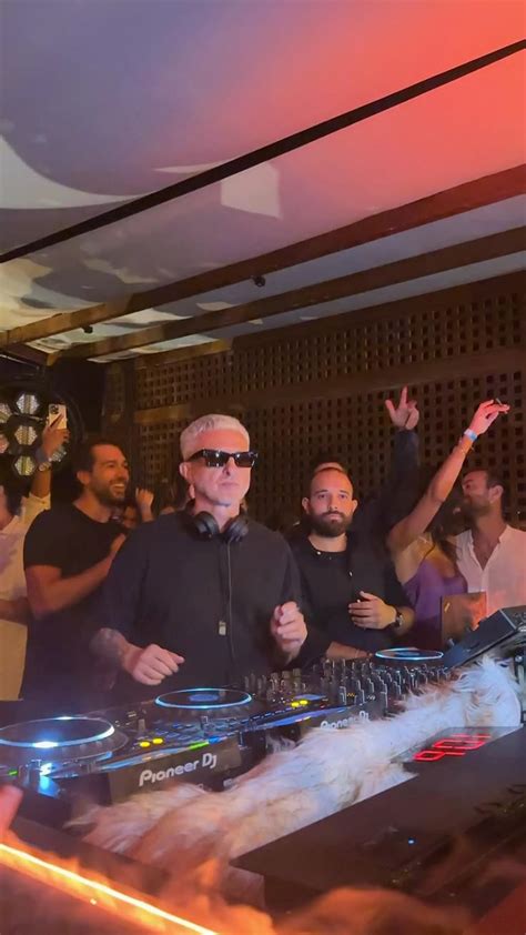 Pin By Fuat Batur On H Zl Kaydedilenler Party Night Club Aesthetic Easy Workouts Cute Gay