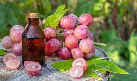 Aceite De Uva En Un Frasco De Vidrio Y Uvas Frescas Para El Spa Y El