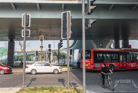 成都十字路口成“网红” 路口竟有37组交通信号灯 路口 交通 成都 新浪新闻