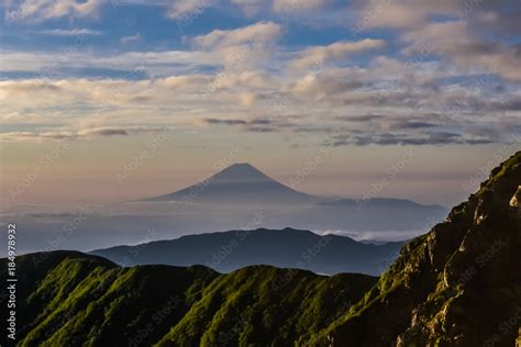 南アルプス、朝の北岳から富士山を遠望する、絶景登山 素材庫相片 Adobe Stock