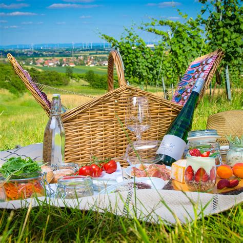 Picknick Im Weingarten Heuriger Weingut Stefan Und Theres Oberschil